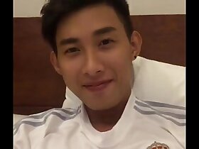 Trai đẹp khoe hàng trong khách sạn