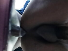 Dando pra um desconhecido no banheiro público